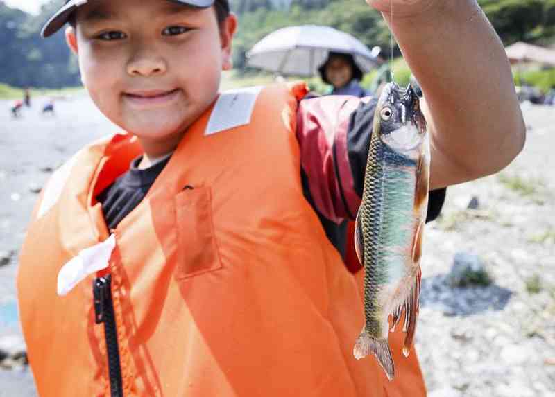 清流でオイカワ・ウグイのピストン釣りをやってみよう！ ひざ下の浅瀬