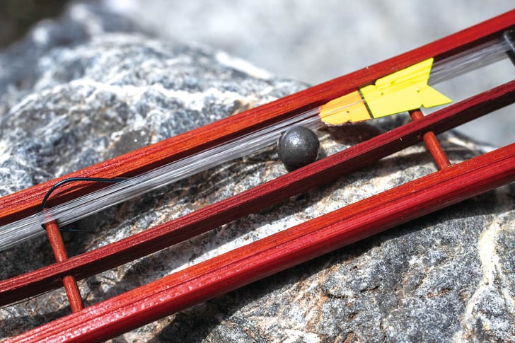 矢羽根目印にオモリ1 号以上。イトも1～1.2号と太い