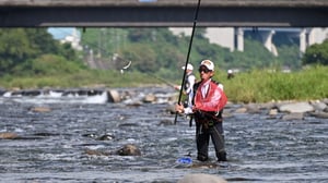 82歳vs26歳、56歳差の真剣勝負！鮎釣りドリームマッチが今年も開催