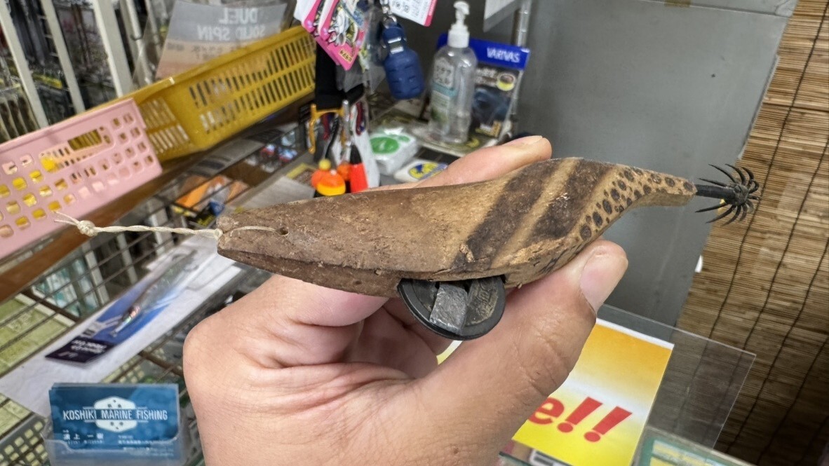 薩摩発祥とされる木製の餌木（エギ）。アオリイカ釣りの原型となった道具