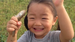 夏休み、なぜ子どもは水辺だとスマホを忘れるのか。AI時代に釣りが教えてくれること
