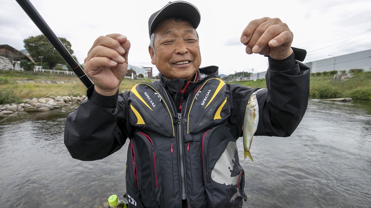 極小毛バリで楽しむオイカワ釣り 名手が教える「蚊バリ」の奥義 | つり