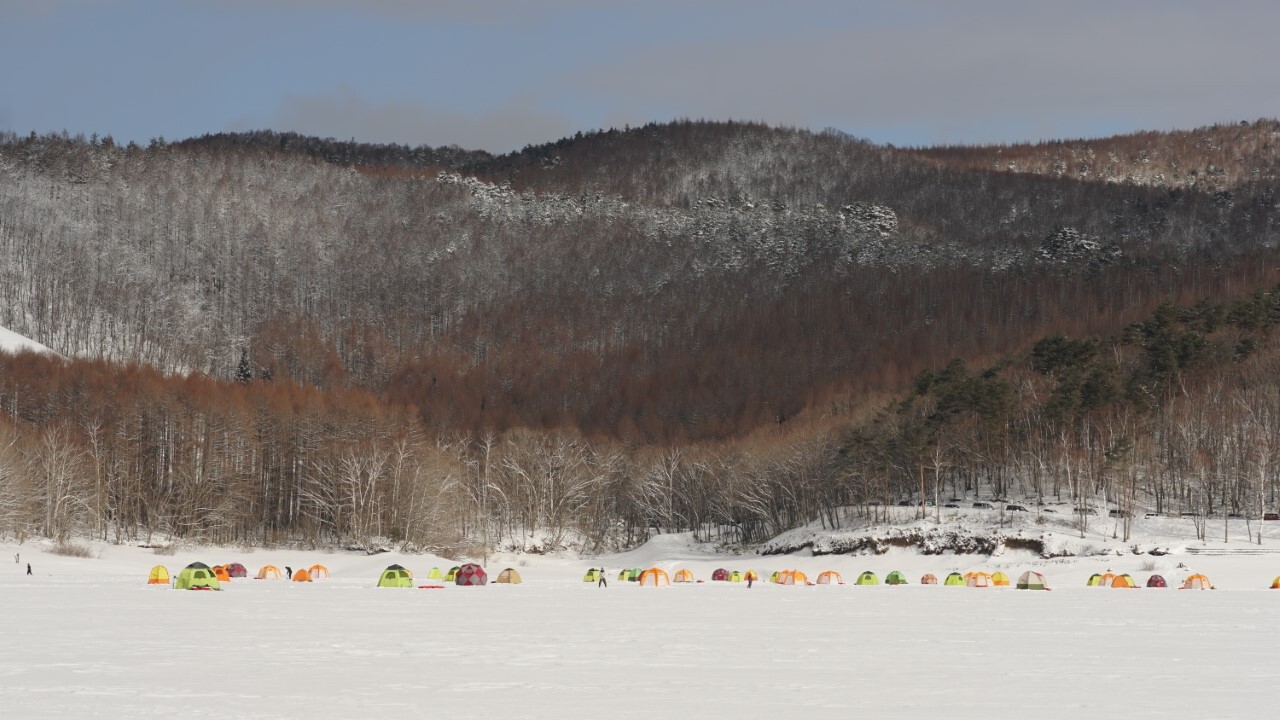 一度は行きたい氷上の楽園！東北ワカサギ釣りの2大聖地「岩洞湖