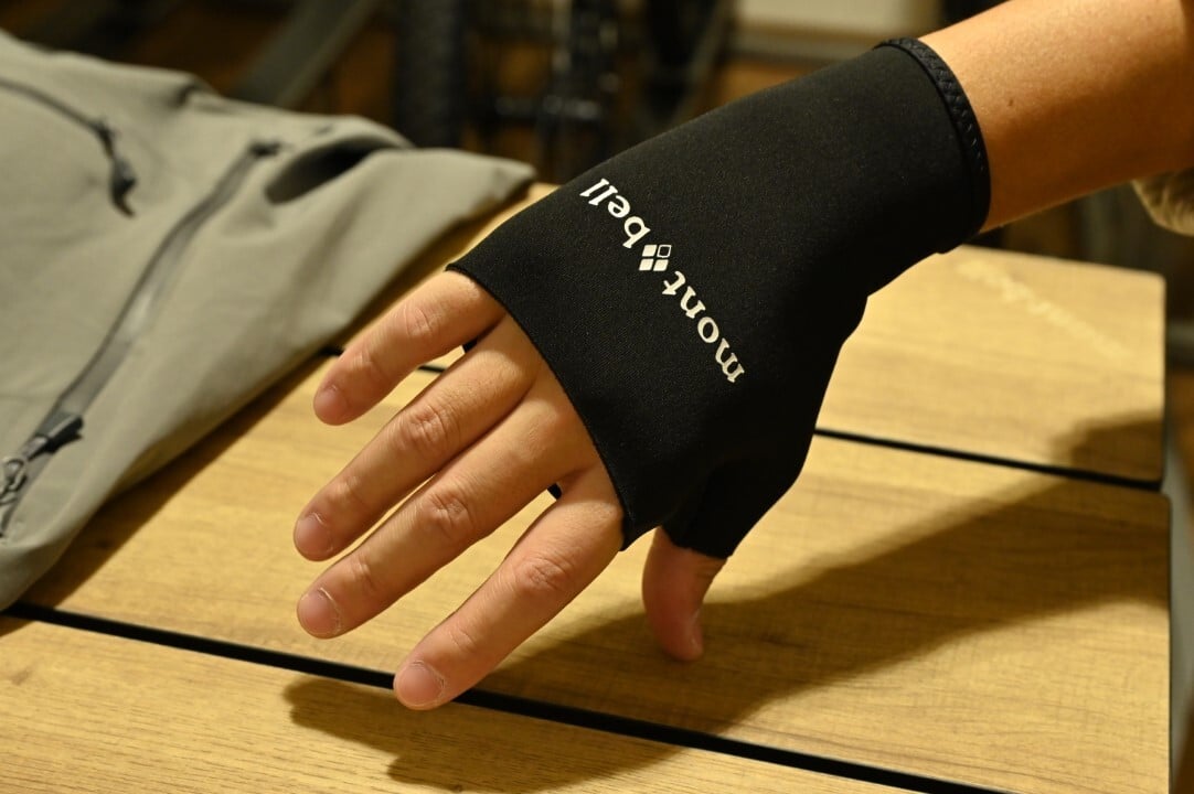 モンベル パームグローブ：繊細な操作を妨げない指出しタイプ