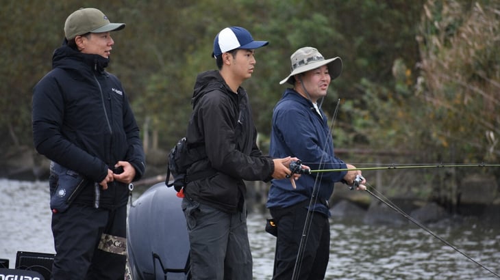 伊藤さんは軟らかいロッドでゆっくり投げてサミングでコントロールする技術を伝授