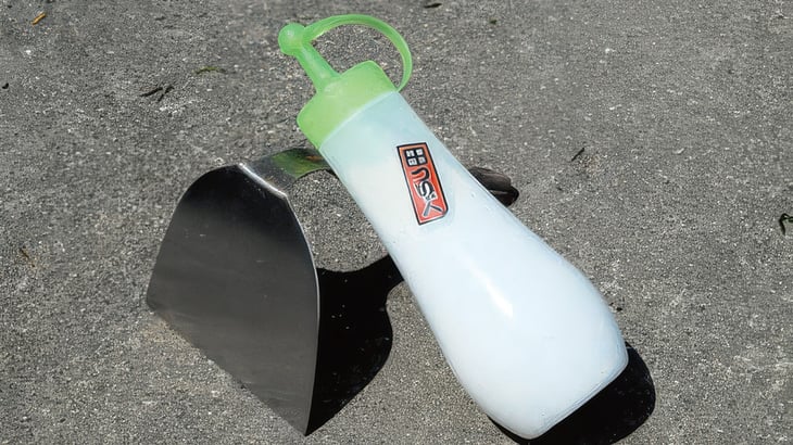 コテと塩を入れる容器