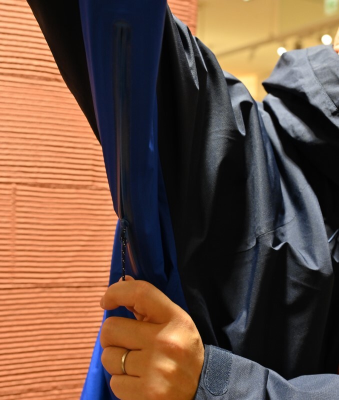 ダイナアクションパーカのピットジップによる換気機能