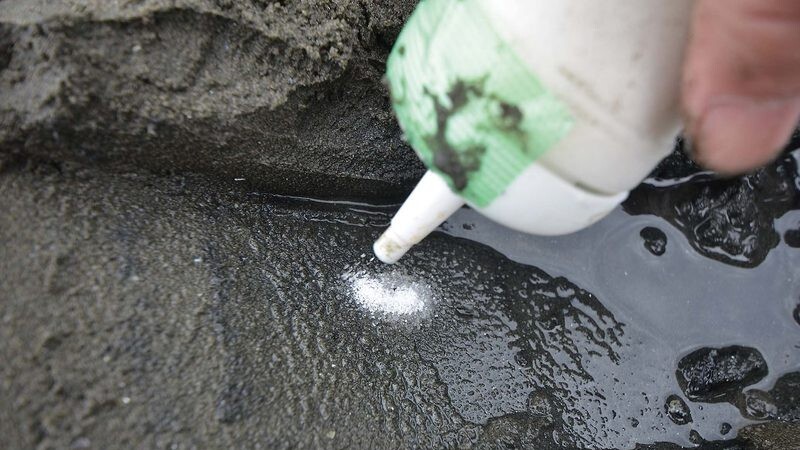 穴を見つけたら、先端の尖った入れ物を使って、穴の中に入れ込むような感じでそっと塩を振る