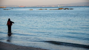 メバリングの穴場は「小規模サーフ」？ワームより簡単なプラグ攻略法