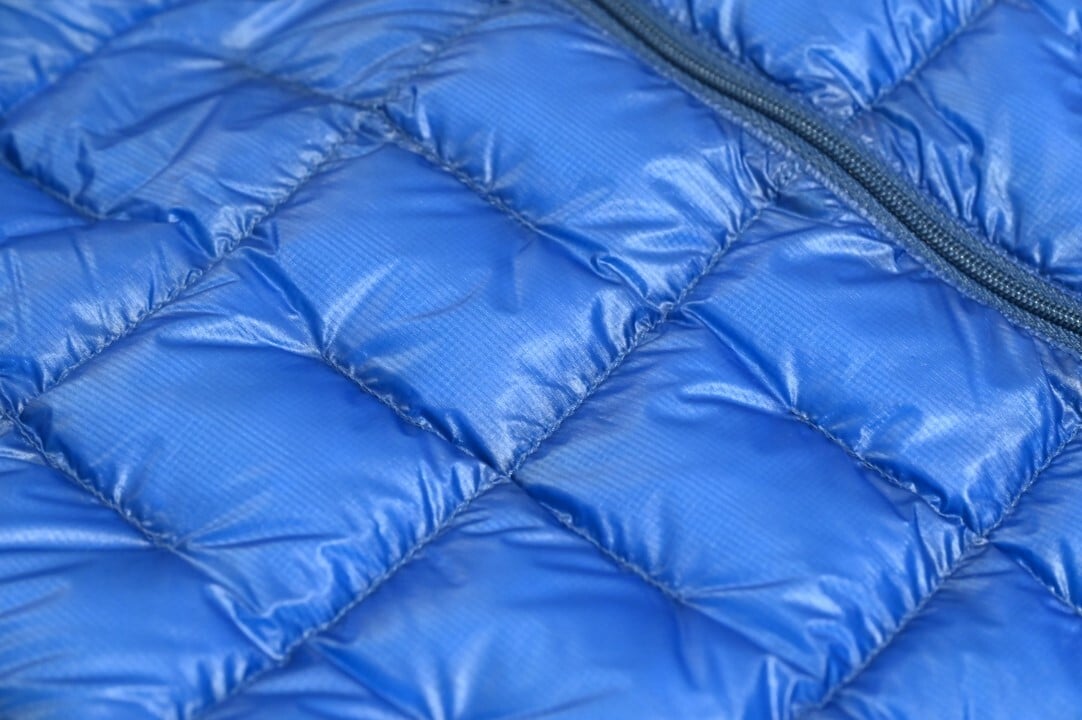 モンベルのミドルレイヤー：ダウンや化繊綿による保温層の確保