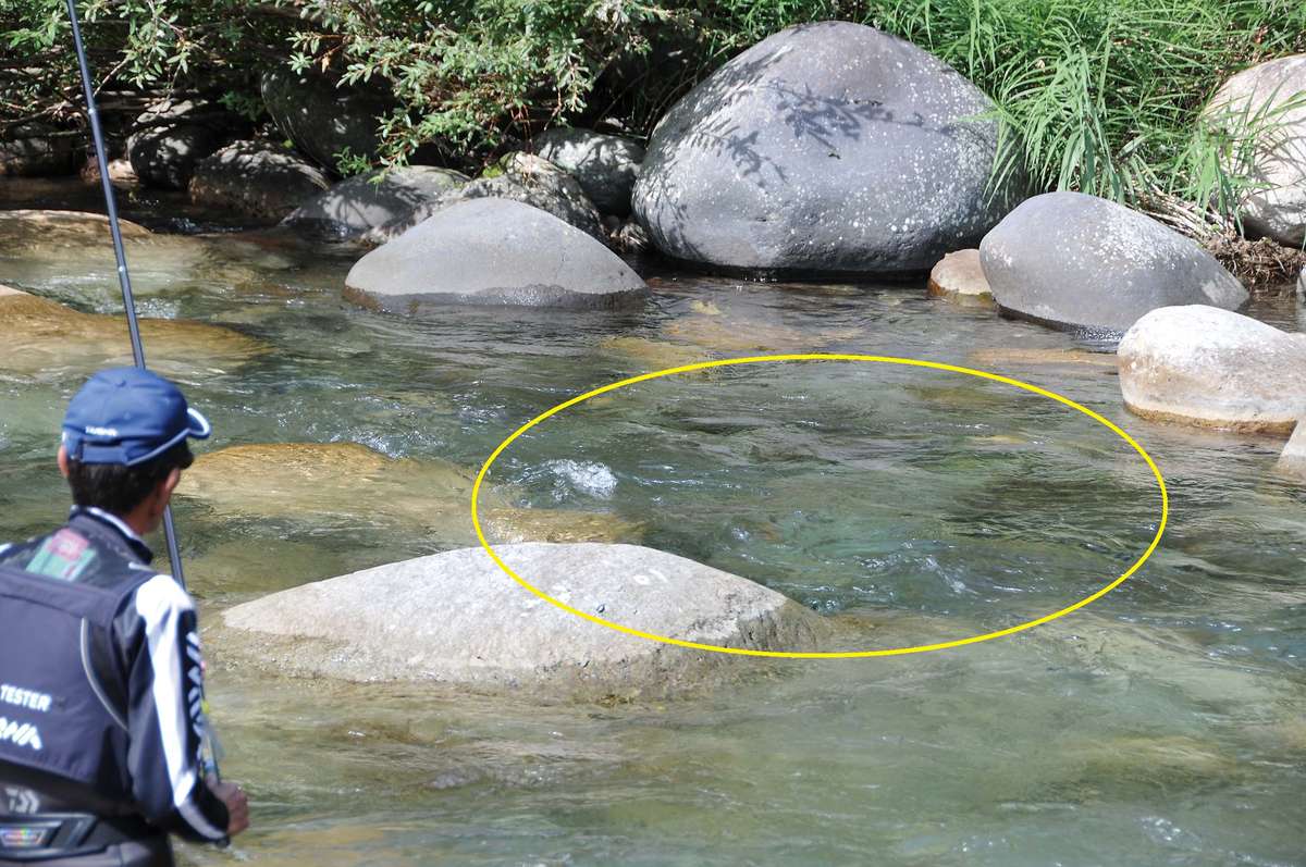 水色が濃く見える深み