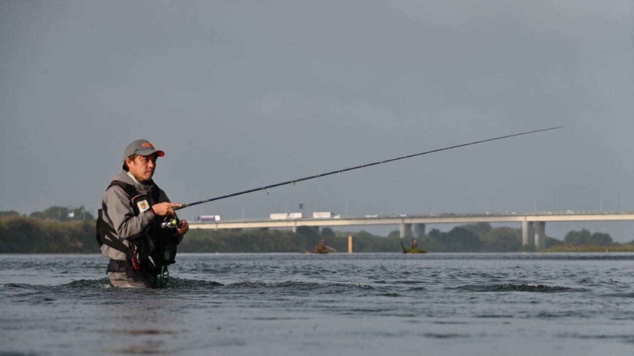 川でのシーバス釣りの様子