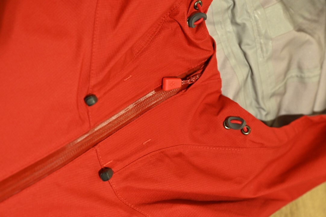 モンベルのアウターレイヤー：中間着の保温性を守る防風・防水機能