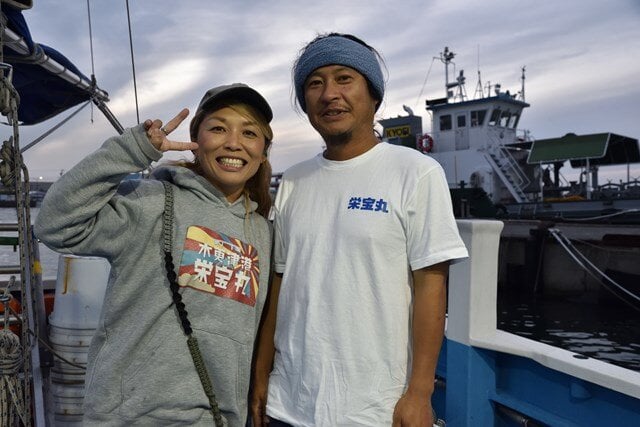 船長の内田市郎さん、幸子さんご夫妻。常連客だけでなく、分け隔てなくすべてのお客さんとていねいに接する様子は好印象でしかなかった。口下手だが操船技術はピカイチの市郎さんに、船上の元気印である幸子さんのコンビネーションはばっちりで、ふたりのファンも多い。バチコン以外には木更津沖提への渡船も人気だ