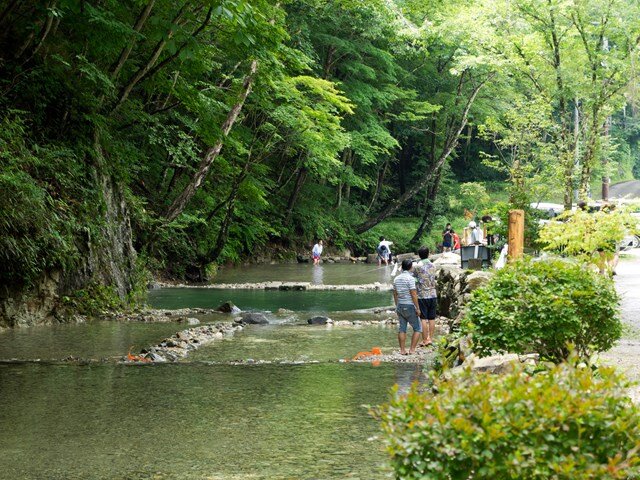 キャンプ場内には楢入沢が流れている。釣りや掴み取りを体験できる