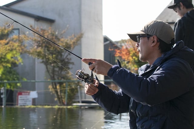 管釣りで「ボトムを耕す」 面白さ | 魚種別釣りガイド