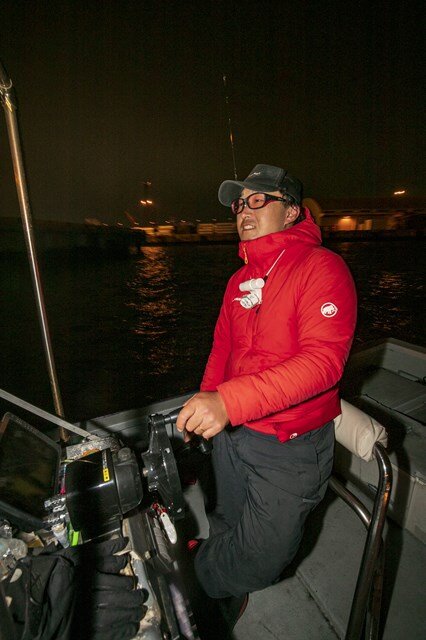 Anglers Staff の高橋知也船長はアジにメバルにタコやマゴチまで東京湾の多彩なルアーフィッシングを楽しませてくれる。今回の連結プラグのメバル釣りのようなマニアックな釣り方を模索するのが大好き
