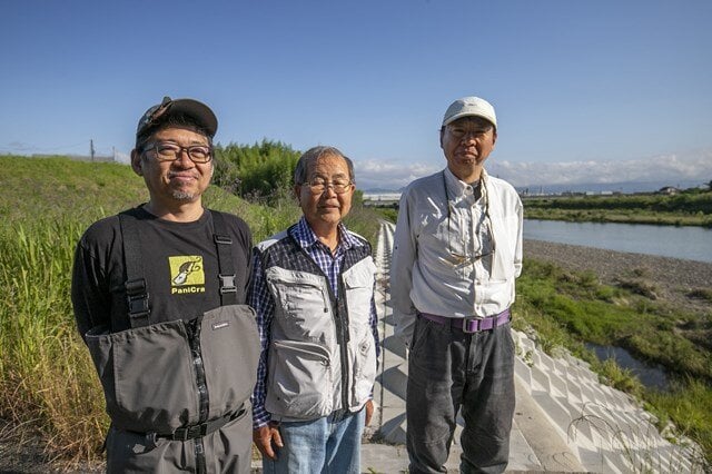 右から京淀川漁協監事の藤林幸次さん、組合長の桂利三さん、藤松さん。アユルアー人気のおかげで川に活気が戻ってきたと藤森さんは話す
