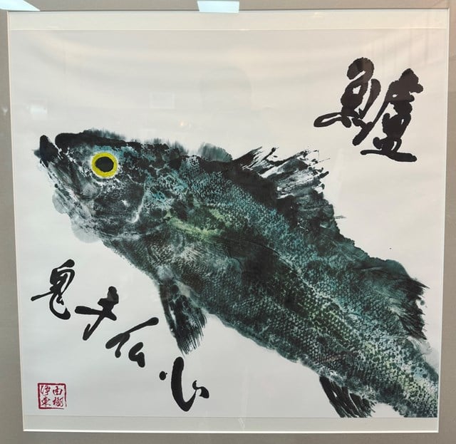 伊東さんの座右の銘は「鬼手仏心」。応接室には浜名湖で釣りあげたマダカの魚拓が飾られている