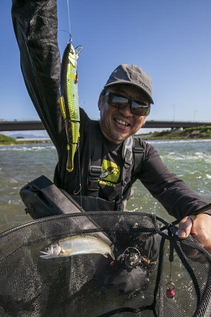 ジャッカルの藤松弘一さん。釣り始めて間もなく１尾目をキャッチし「初めての釣り場なので不安でしたが、ほっとしました」とこの笑顔