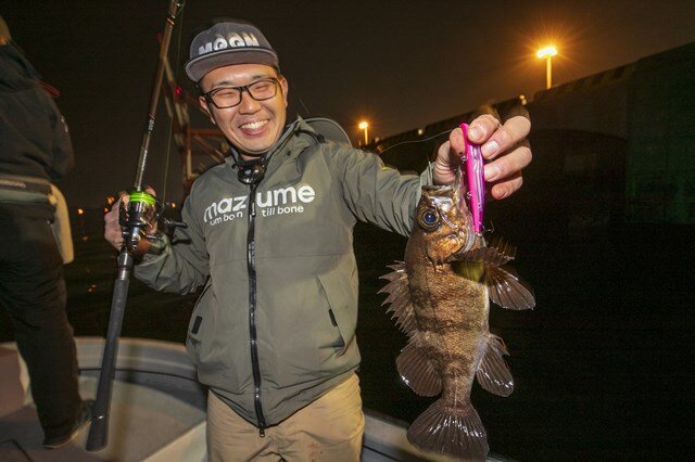 今回の釣行最大の27cmを釣りあげたメバル初体験の結城翔さん