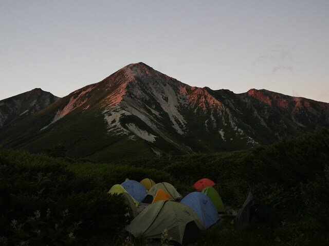 初日は三俣山荘のテント場から鷲羽岳の雄大な姿を眺めつつ就寝