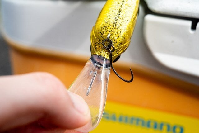 リップ内にウエイトが埋め込まれている。なおもともとは前後ともにトレブルフックを採用しているが芳竹さんは浅いゴロタ場ではシングルフックに交換することもある