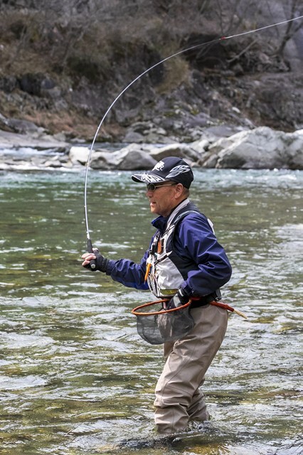 テンカラ釣り歴 60 年レジェンド天野勝利が語る！水面をもがく 「逆さ