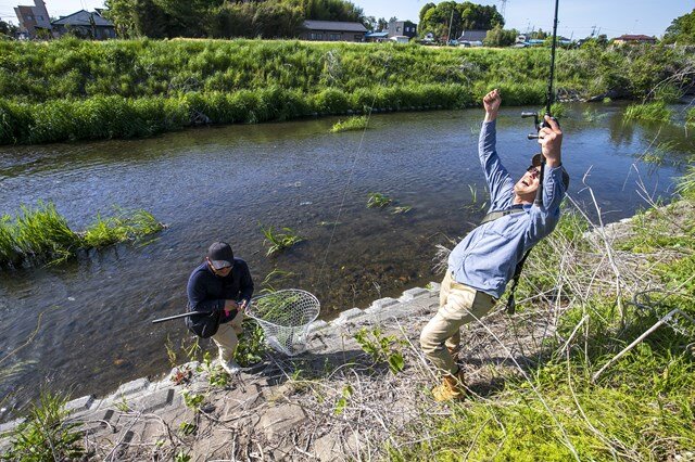 男の人、川、釣り竿