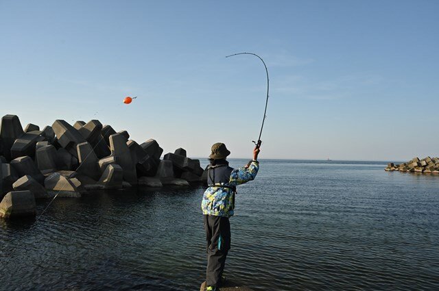 沖の回遊ポイントをねらうにはフロートリグが好適だ