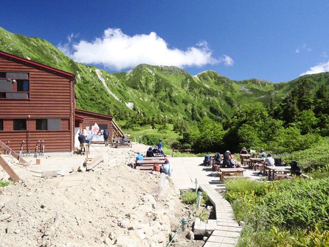 鏡平山荘で一休み。登山客で賑わっていた