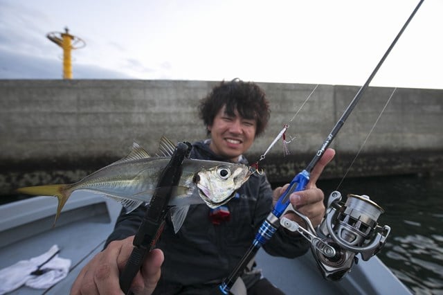 普段は根岸湾周辺でアジングを楽しむという「ドライブフィッシング」の佐藤潤弥さんもメタルジグで連発