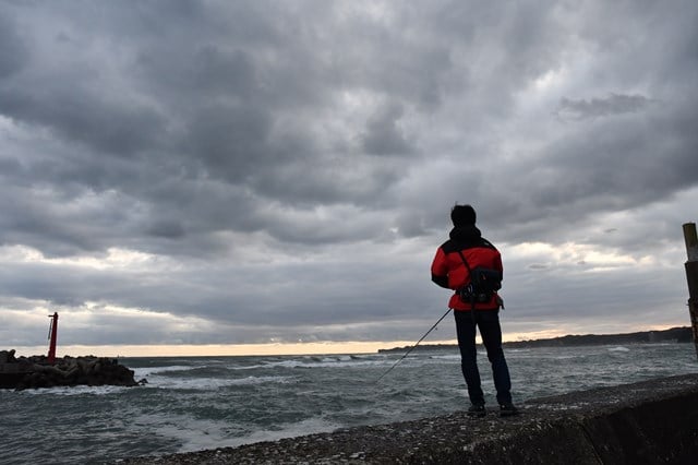 ナガシマはヒラスズキのワンチャンスを期待して外海に向けてルアーをキャストしたが、残念ながらノーバイト