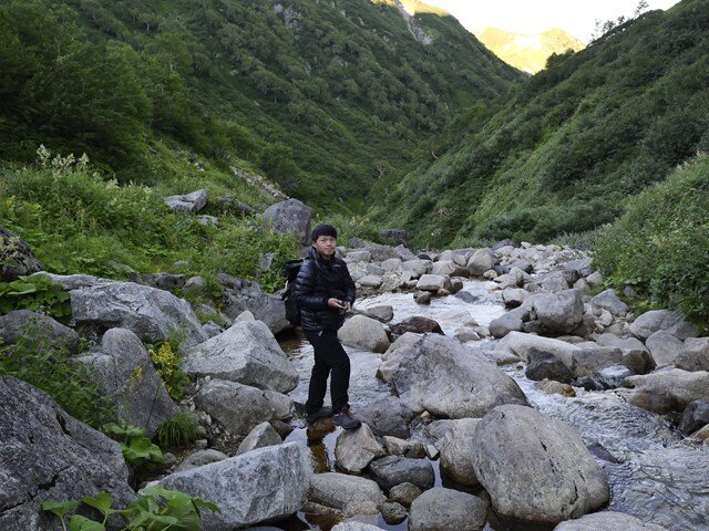 登山道からほど近い場所からエントリー。日が昇らないととても寒いが魚の反応はある