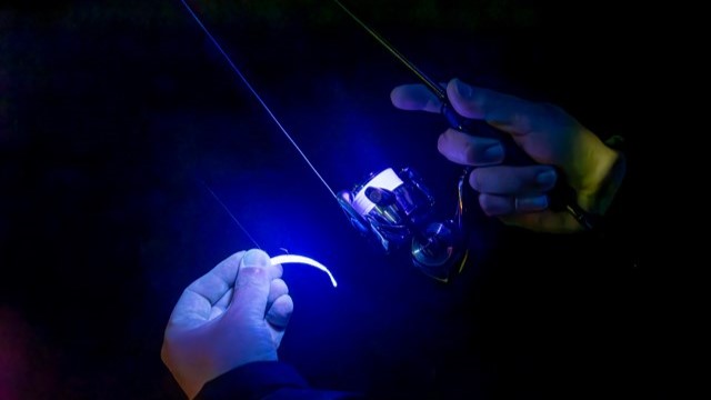 ケイムラなどの紫外線発光タイプのワームやグロータイプのワームを蓄光させるUV ライトはもはやマストアイテムであり、同時にラインを発光させられるので便利である