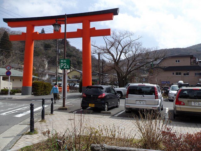 観光拠点の元箱根湾周辺は有料駐車場が多いものの箱根神社第二鳥居の周辺には無料駐車場もあり、スニーカースタイルの釣り人に重宝されている