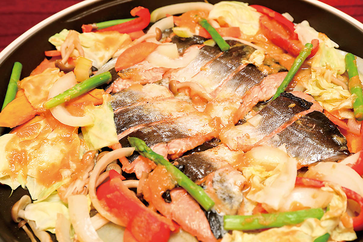 北海道 積丹半島沖のサクラマスを釣って食べる！食べる編 | つり人
