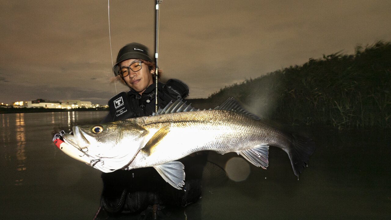 10 月上旬、上げ潮のタイミングをねらい流れが 出始める時間帯に手にした１尾。ヒットルアーは ハグレ120F（プロト）/ ジャッカル