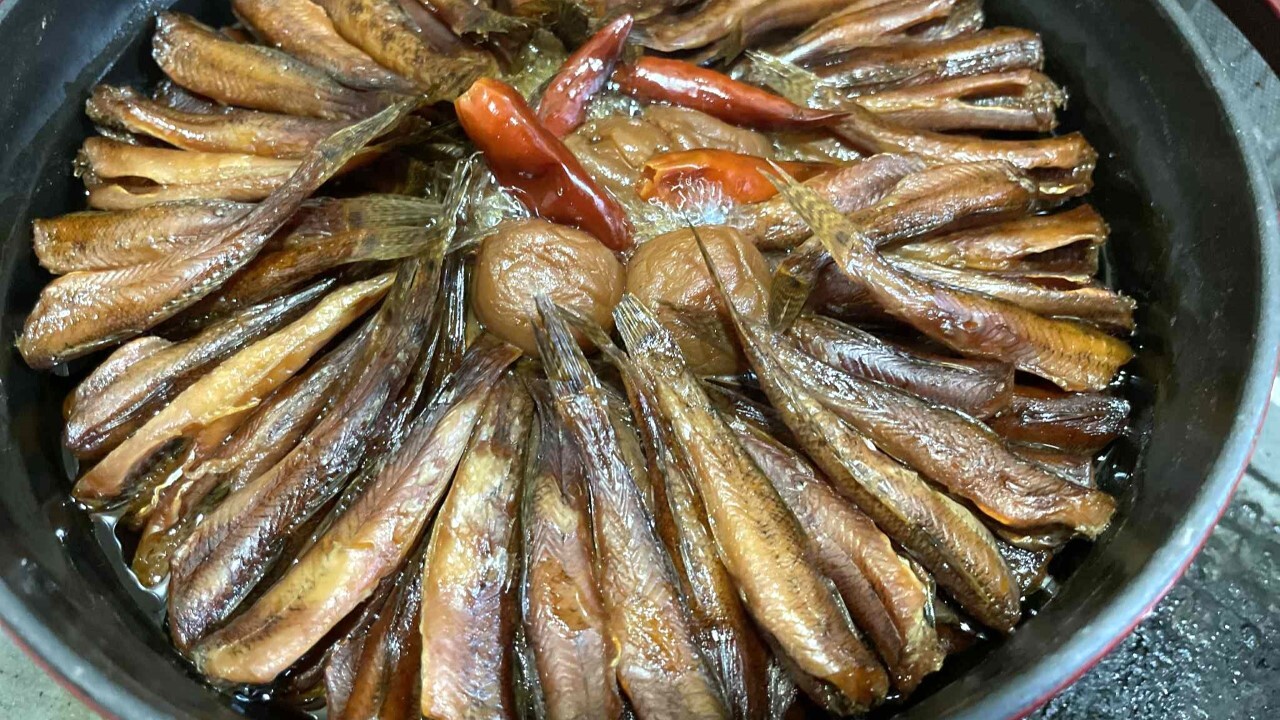 こちらは頭を落としたバージョンの甘露煮。頭付きも美味しいのでお試しあれ