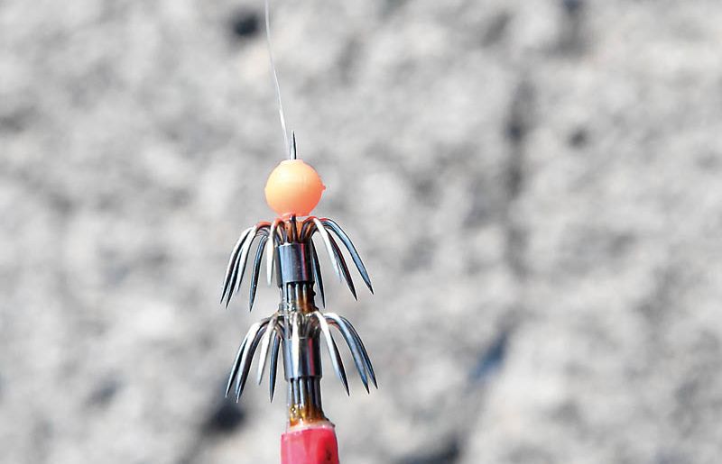 あらかじめリーダーに通してあるシモリ玉を伸ばしたカンナにも通す