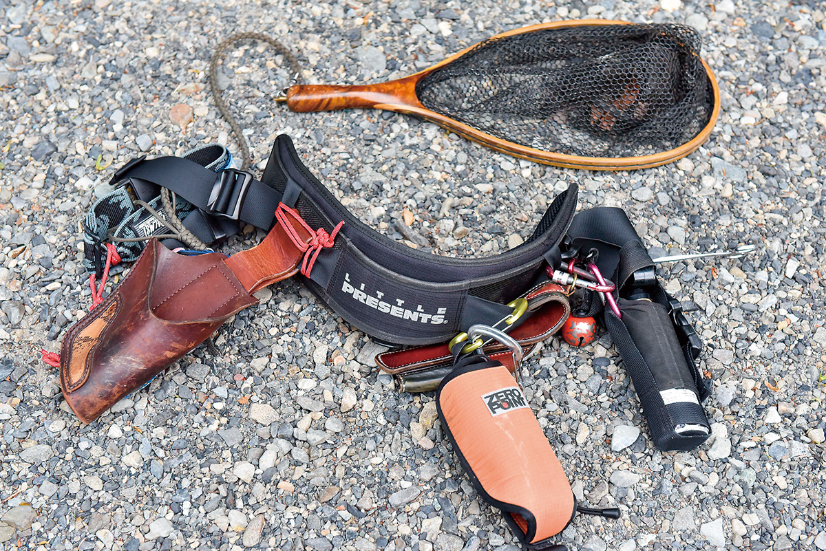 ウエストベルトに装備した小物類