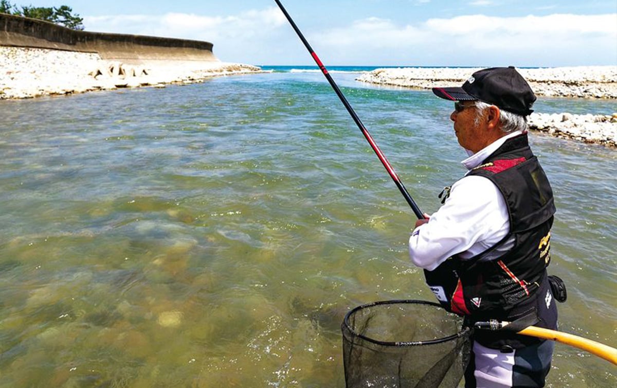アユ釣り／喧嘩っ早い天然アユが泳ぐ、日本海側小河川の魅力 | 魚種別釣りガイド