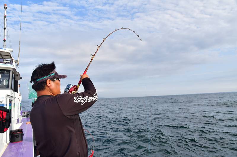 【はじめての相模湾キハダマグロ釣り・釣り方】長いストロークで確実にコマセを出す