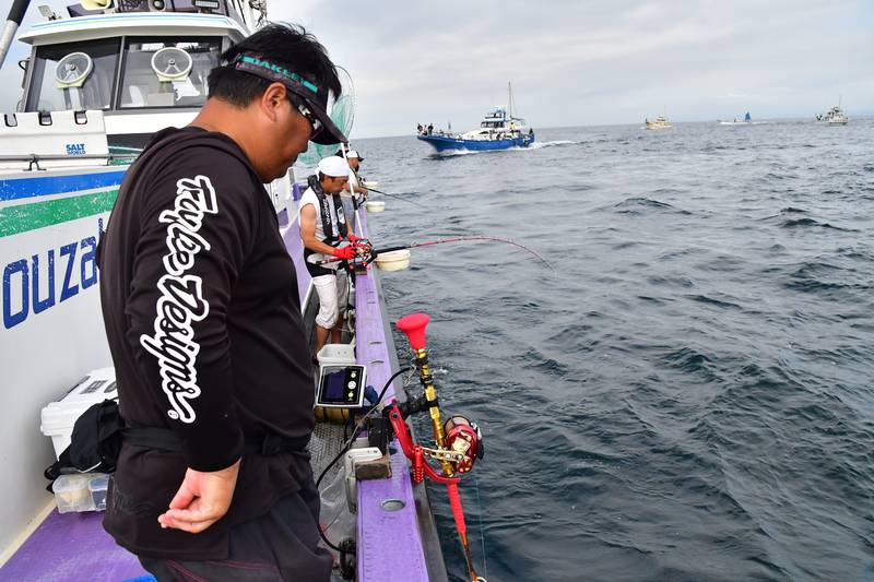 【はじめての相模湾キハダマグロ釣り・釣り方】投入中は竿を真下に向ける
