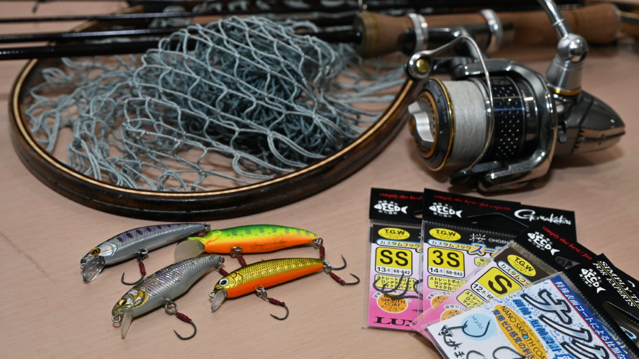 シングルフックを装着したミノー