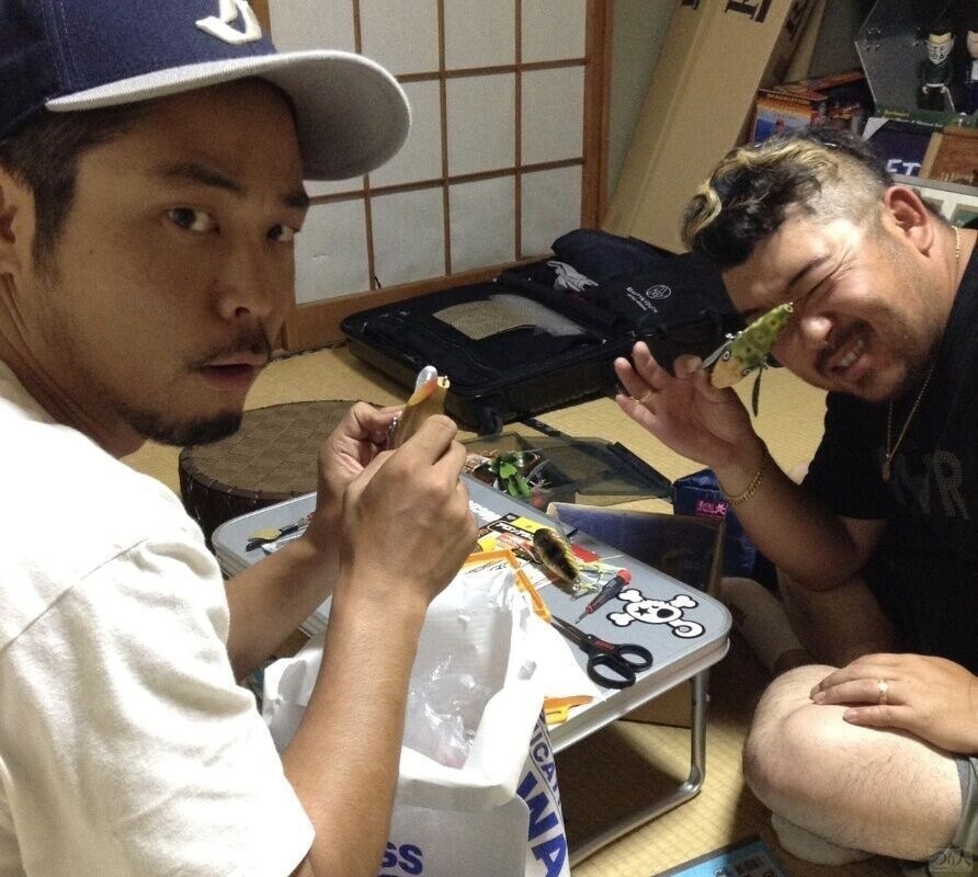こちらは、ホナケン研究会（※正式名称ではない）。金森さんや吉田遊さんらと夜な夜な、ヒートンを緩めては締め直し、ハネを削っては翌日野池へスイムテストに。ここまで憑りつかれる魔力がデカハネにはある