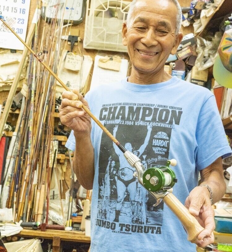 渡辺雄三（わたなべ・ゆうぞう）　1956年生まれ。うらしま堂渡辺つり具店の店主。おもにロッドの制作やカスタムを行なうロッドビルダー。ファンも数多く、カスタムロッドは常に納品待ちの状態。2500Cをこよなく愛するトップウォータープラッガーであり、最近は渓流のフライフィッシングに復帰している。取材当日は「CHAMPION」と書かれたジャンボ鶴田のTシャツを着ていたが、示し合わせたわけではなくたまたまだった