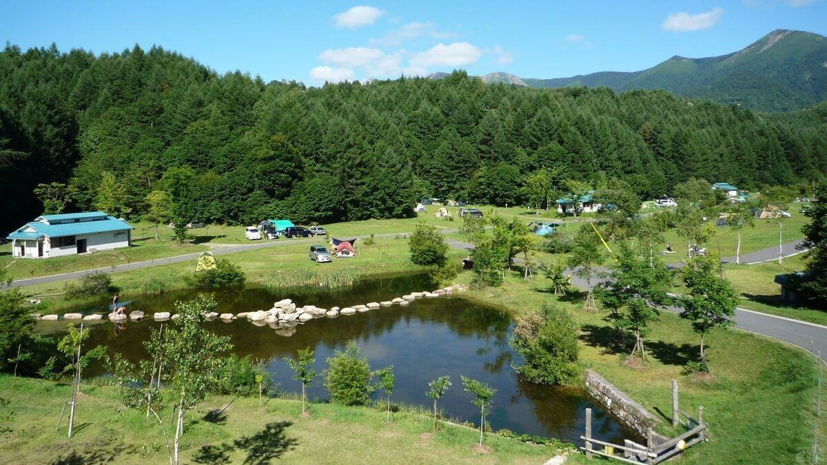 標高900mの湖畔はさわやかな風が流れる