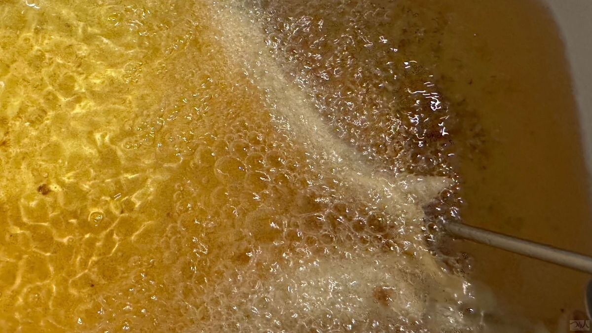 衣をまとわせた小アユを油で揚げる