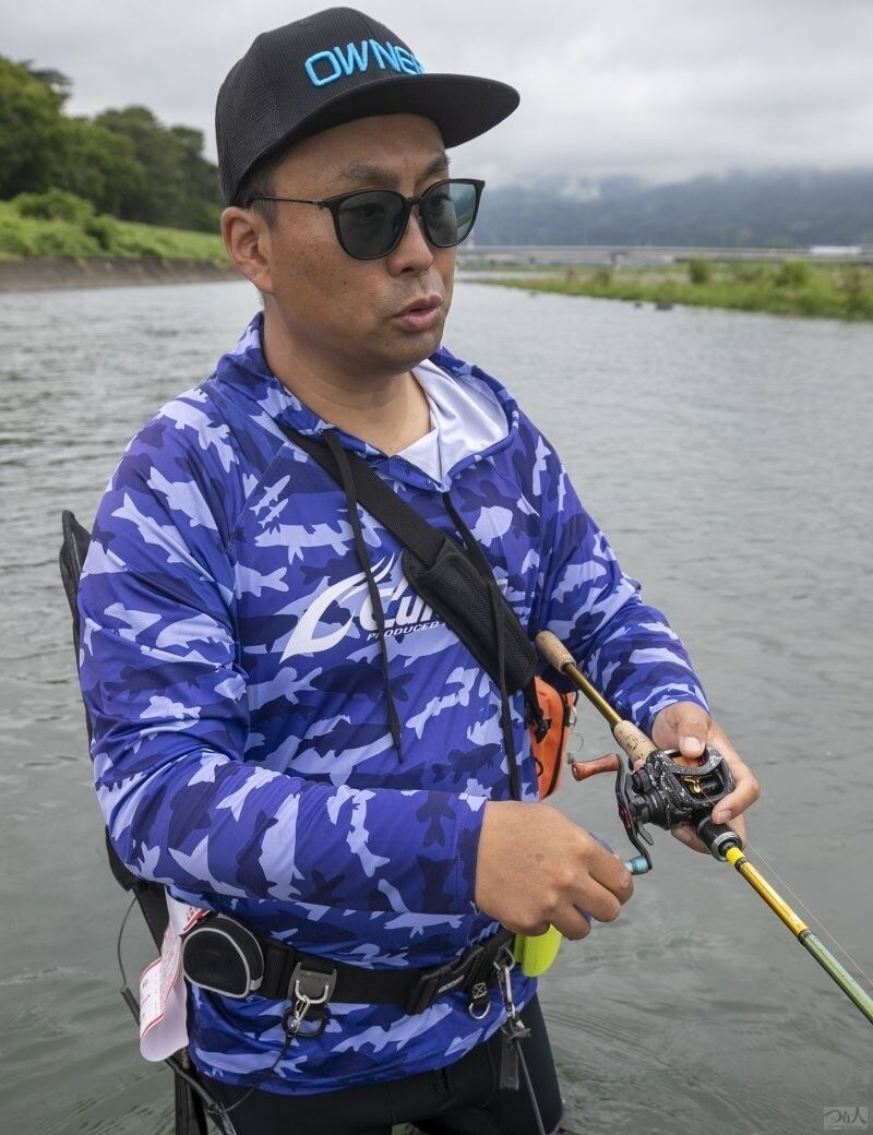 リールのハンドルは左右どちらでも使えるという山口さんだが「巻きの釣り」をする場合は繊細なリトリーブのできる右ハンドルを愛用。アユルアーも右ハンドルで「巻き」にこだわる